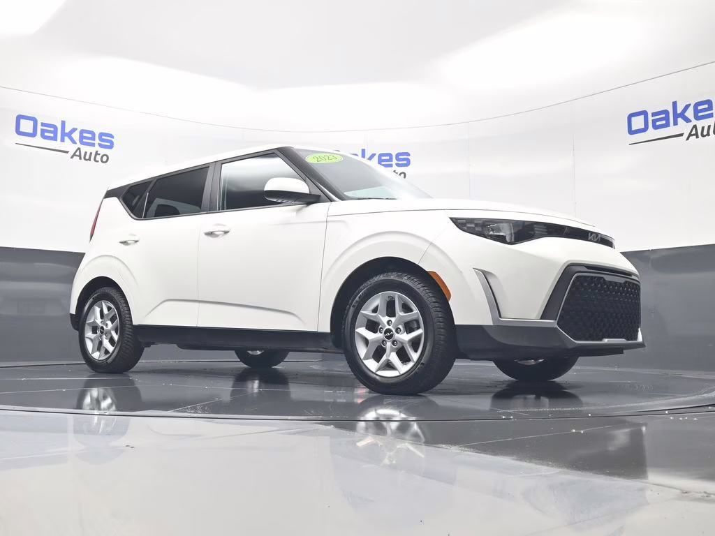 2023 Snow White Pearl Kia Soul LX FWD Hatchback