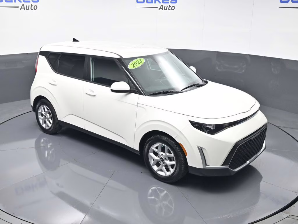 2023 Snow White Pearl Kia Soul LX FWD Hatchback