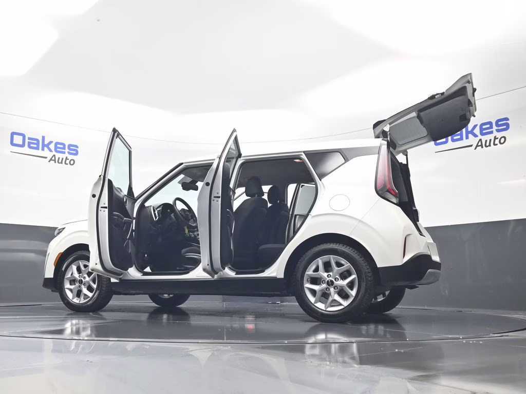 2023 Snow White Pearl Kia Soul LX FWD Hatchback