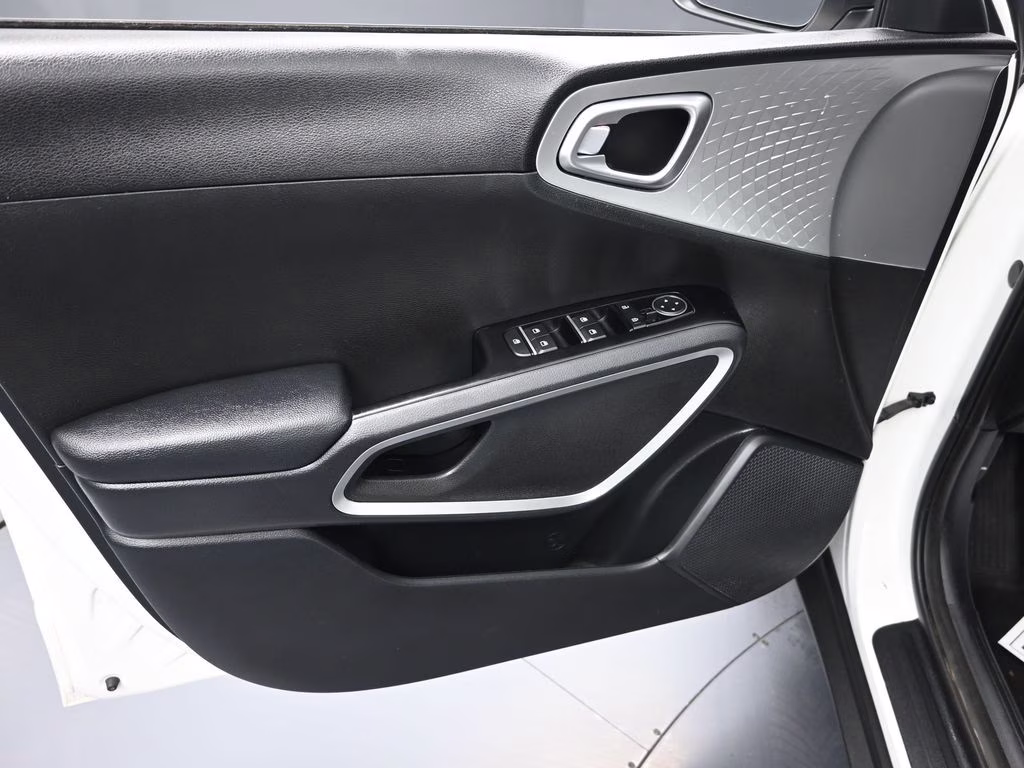 2023 Snow White Pearl Kia Soul LX FWD Hatchback