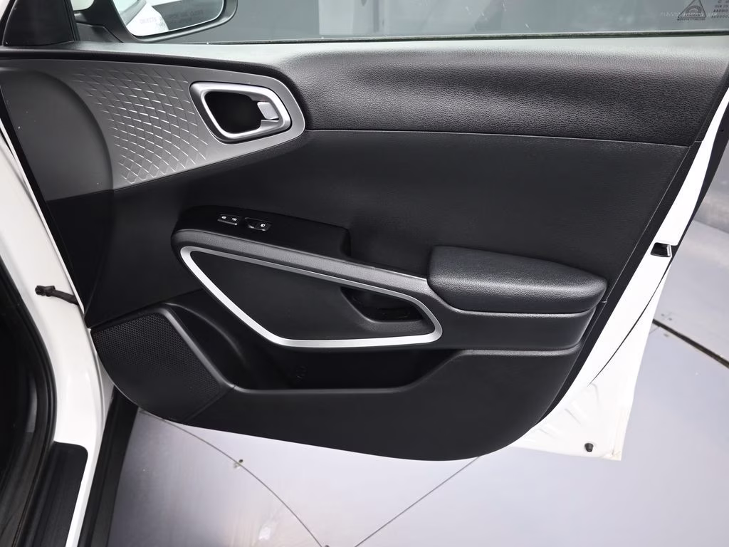 2023 Snow White Pearl Kia Soul LX FWD Hatchback