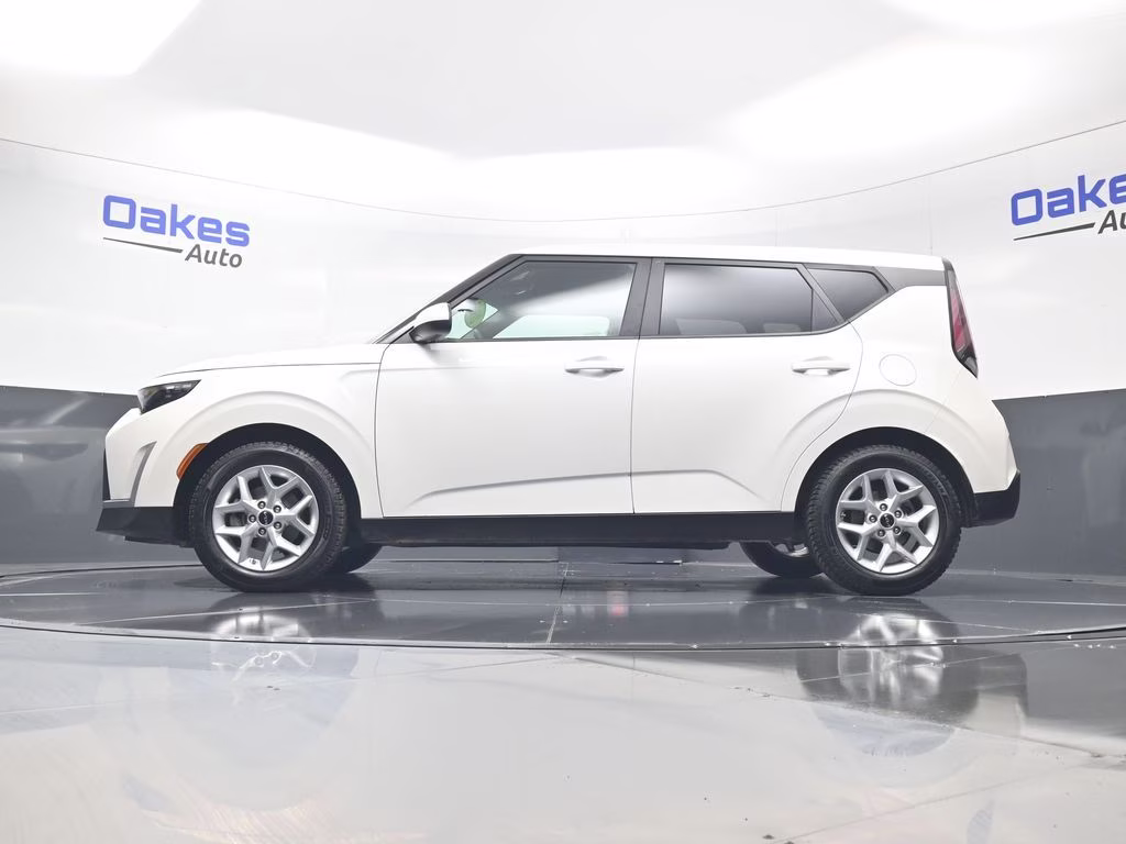 2023 Snow White Pearl Kia Soul LX FWD Hatchback