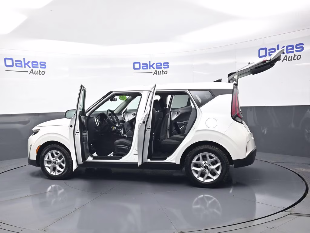 2023 Snow White Pearl Kia Soul LX FWD Hatchback