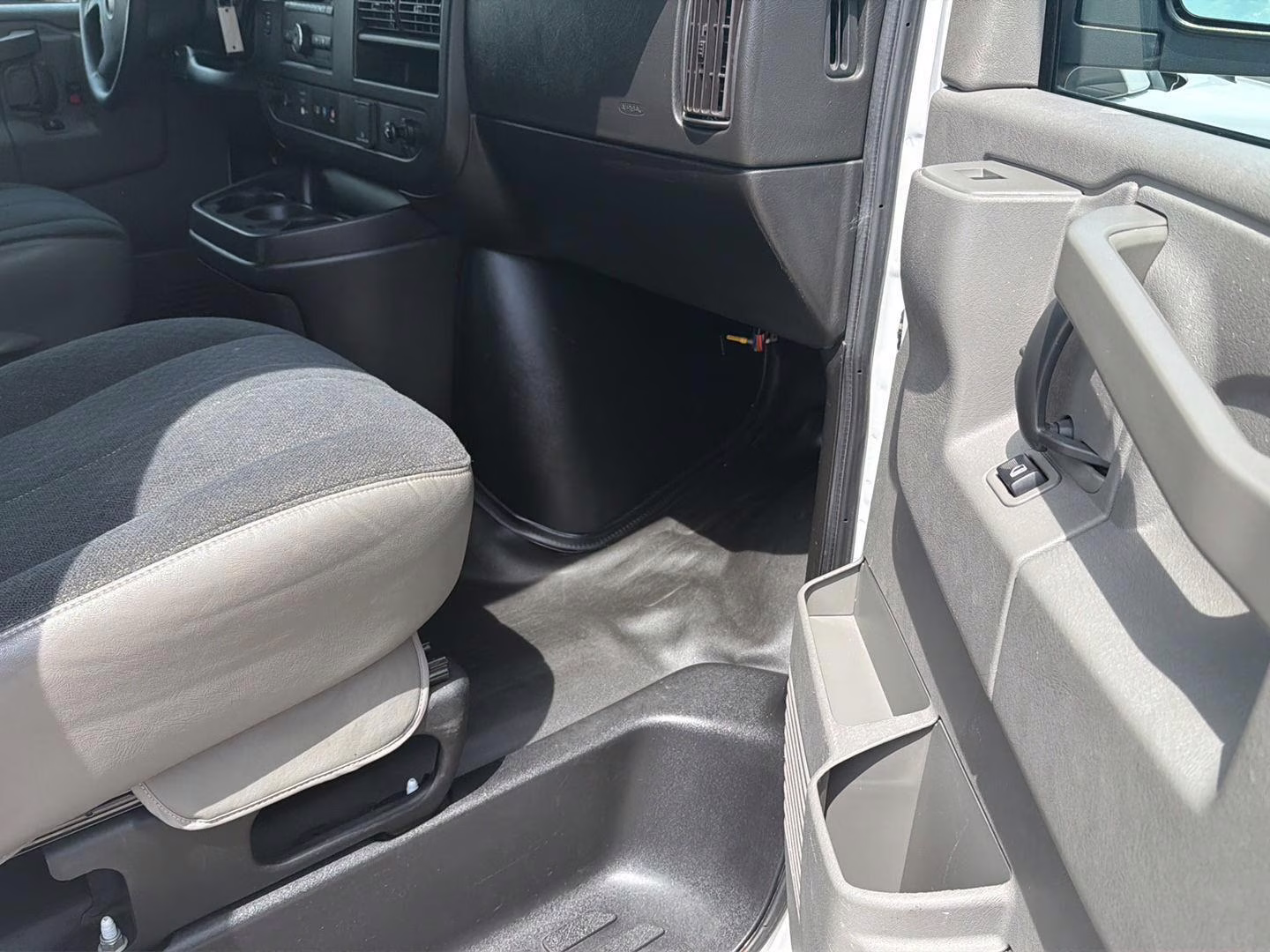 2021 Summit White GMC Savana Cargo Van RWD 2500 135 RWD Van