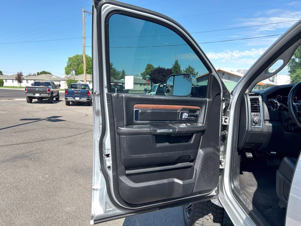 2016 Bright Silver Clearcoat Metallic Ram 3500 Laramie 4X4 Truck