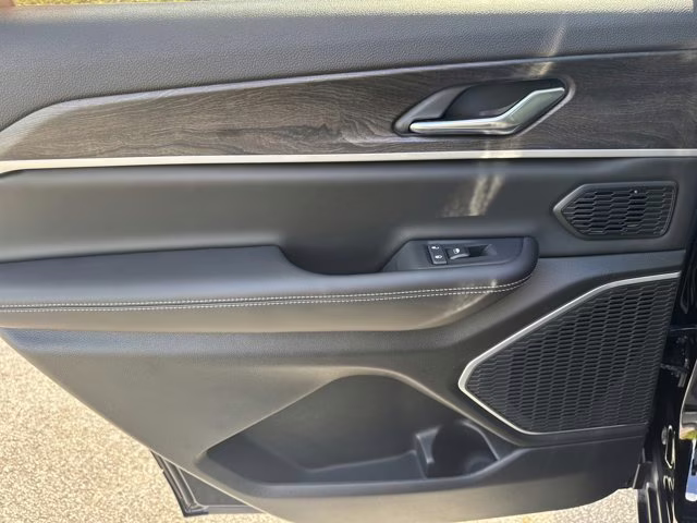 2026 Diamond Black Crystal Pearlcoat Jeep Grand Cherokee L Limited 4X4 SUV