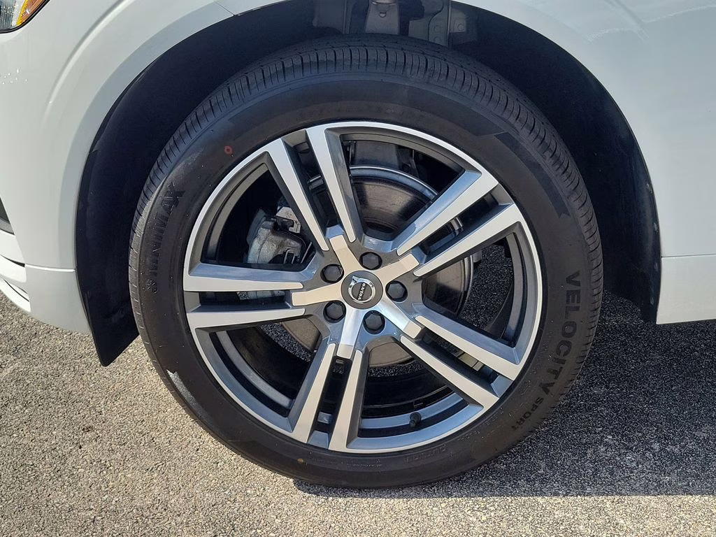 2021 Ice White Volvo XC60 Momentum FWD SUV