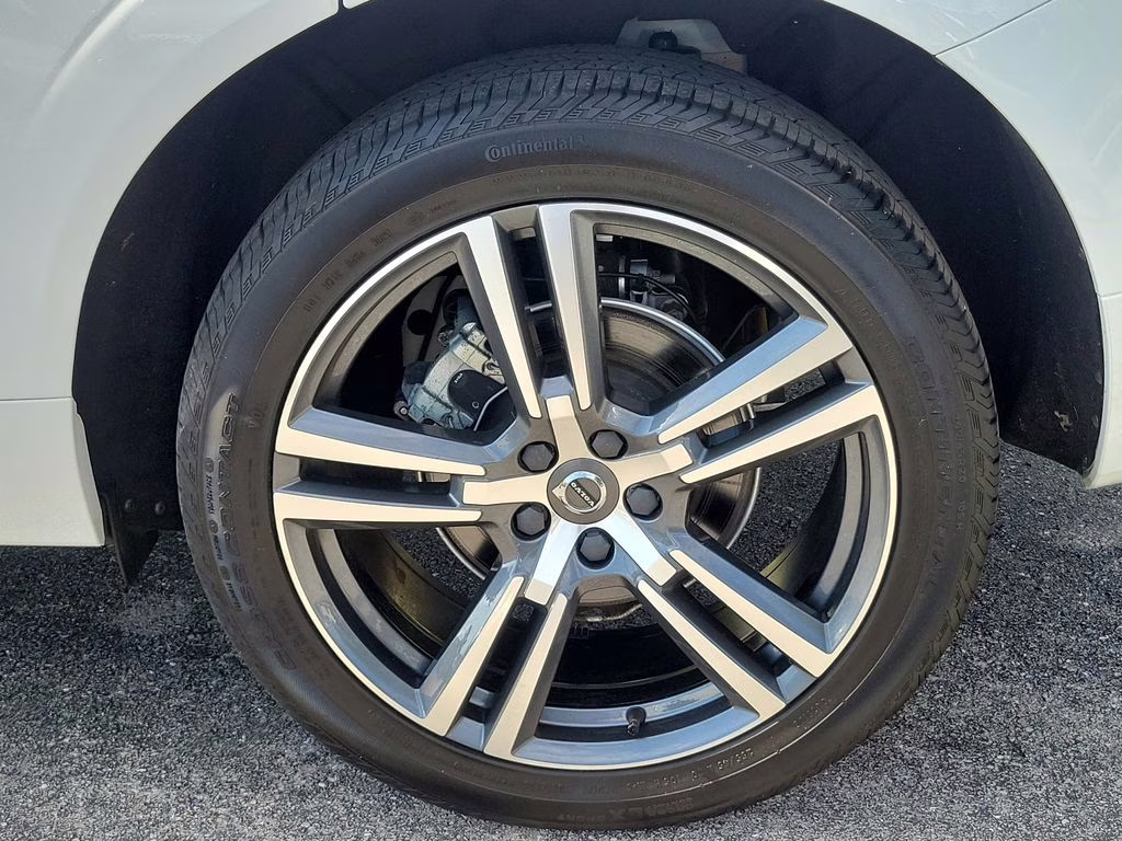 2021 Ice White Volvo XC60 Momentum FWD SUV