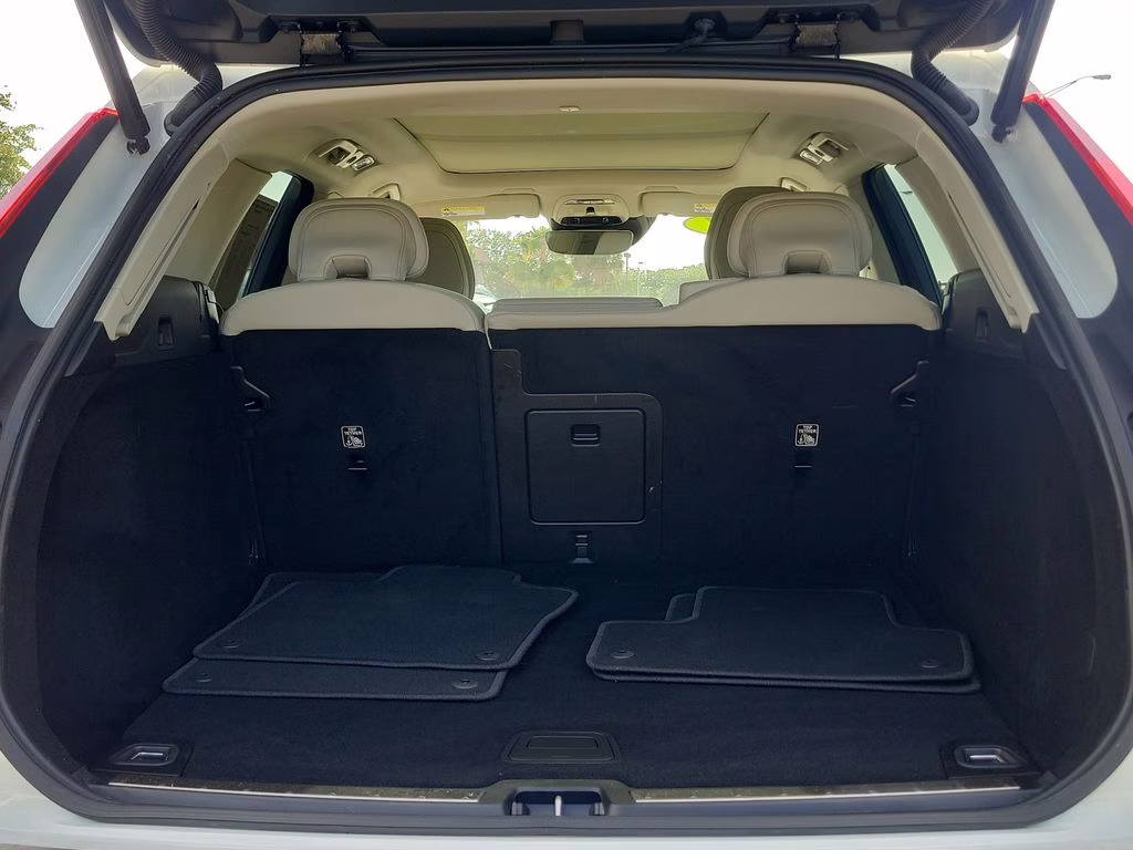 2021 Ice White Volvo XC60 Momentum FWD SUV