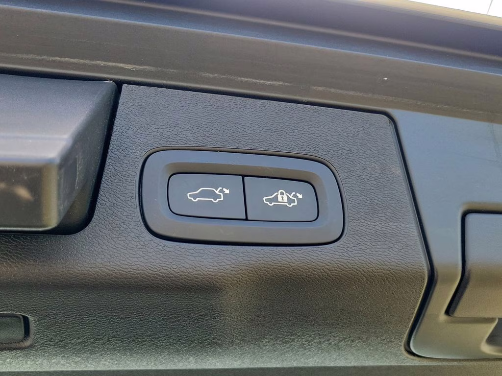 2021 Ice White Volvo XC60 Momentum FWD SUV