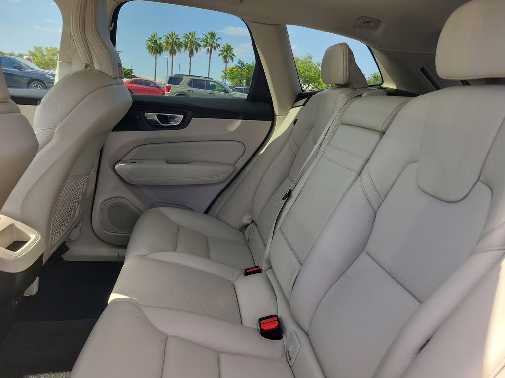 2021 Ice White Volvo XC60 Momentum FWD SUV