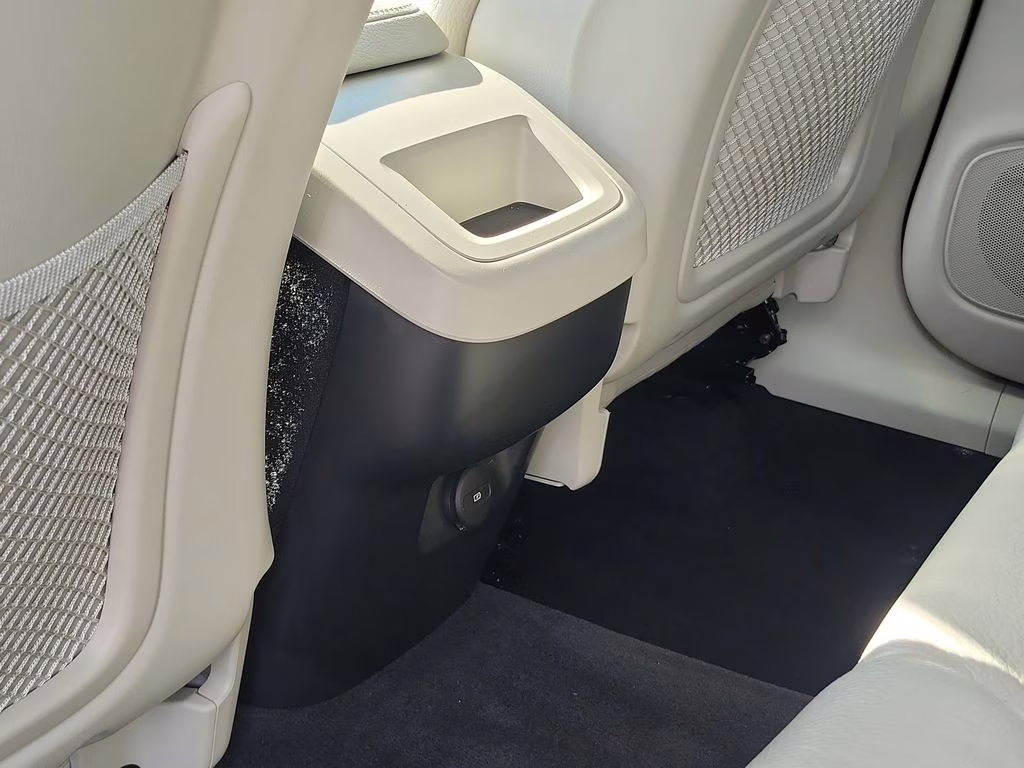 2021 Ice White Volvo XC60 Momentum FWD SUV