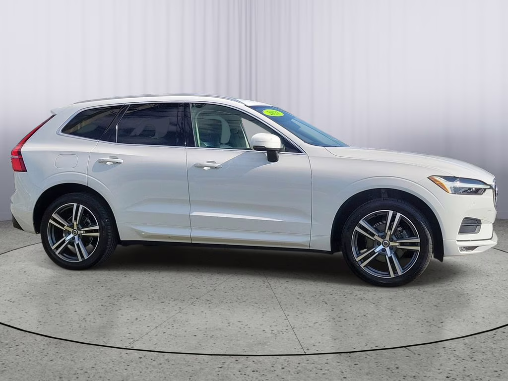 2021 Ice White Volvo XC60 Momentum FWD SUV