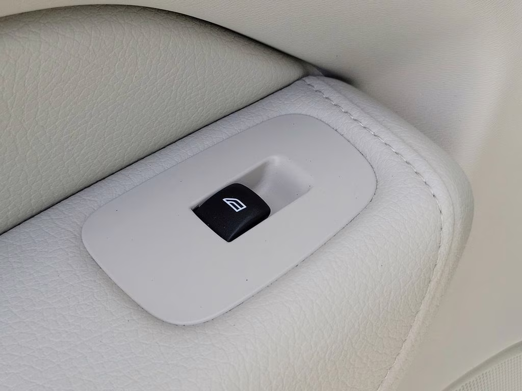 2021 Ice White Volvo XC60 Momentum FWD SUV