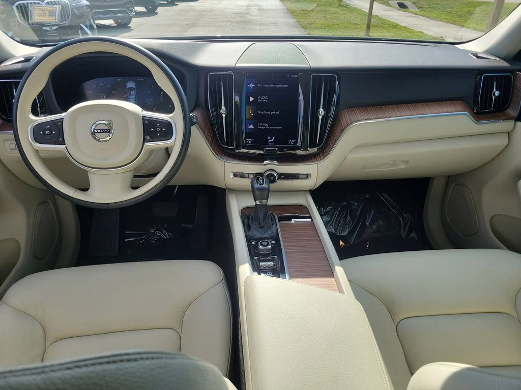 2021 Ice White Volvo XC60 Momentum FWD SUV