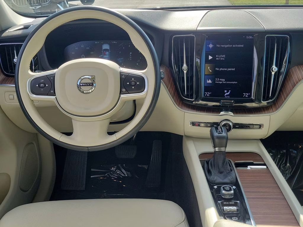 2021 Ice White Volvo XC60 Momentum FWD SUV