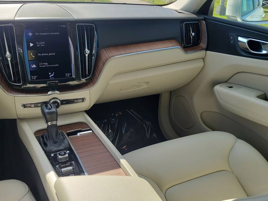 2021 Ice White Volvo XC60 Momentum FWD SUV