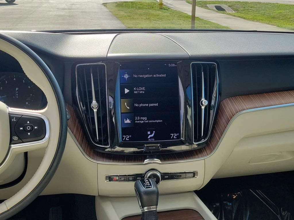 2021 Ice White Volvo XC60 Momentum FWD SUV