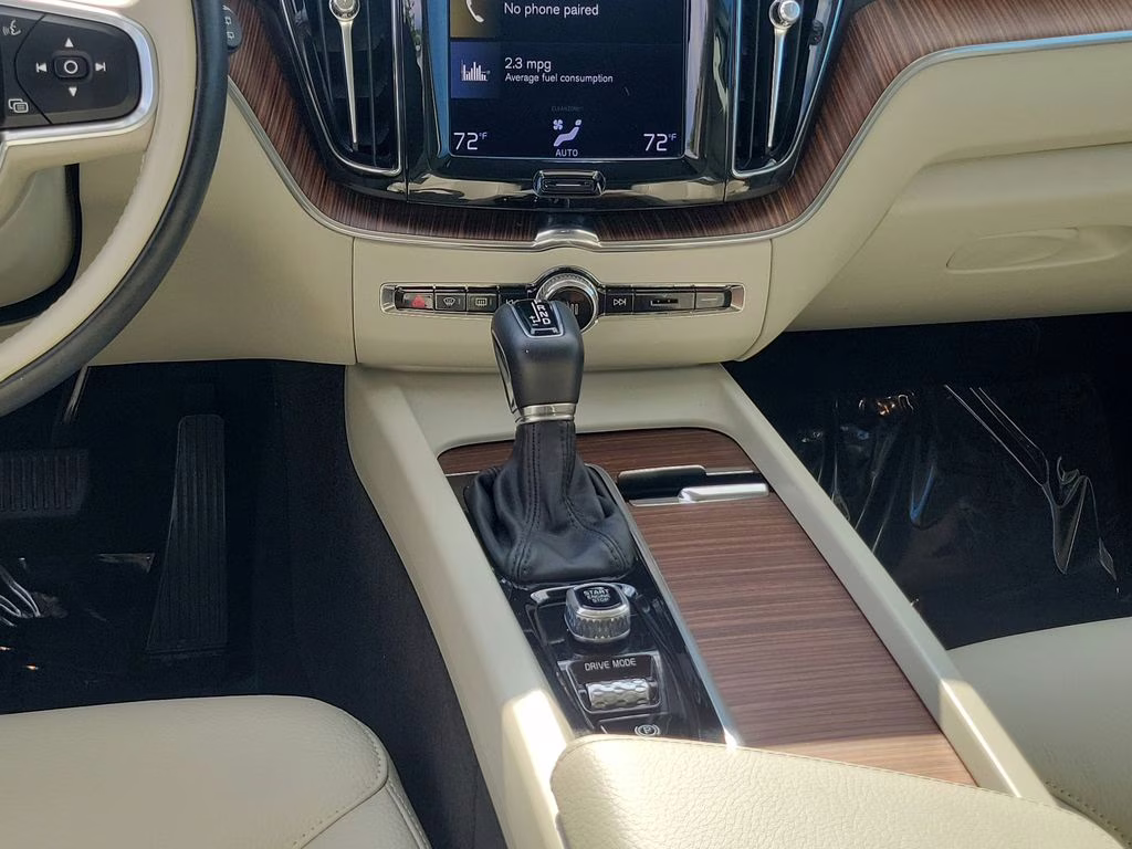 2021 Ice White Volvo XC60 Momentum FWD SUV