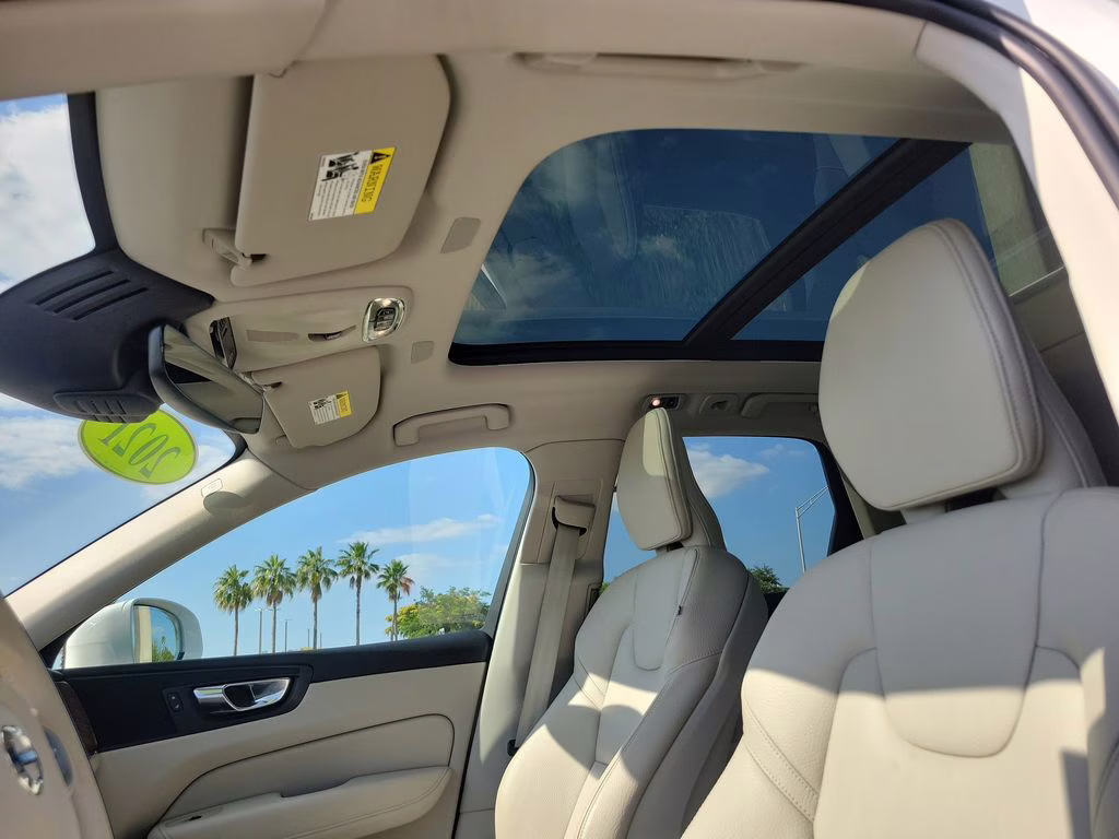 2021 Ice White Volvo XC60 Momentum FWD SUV