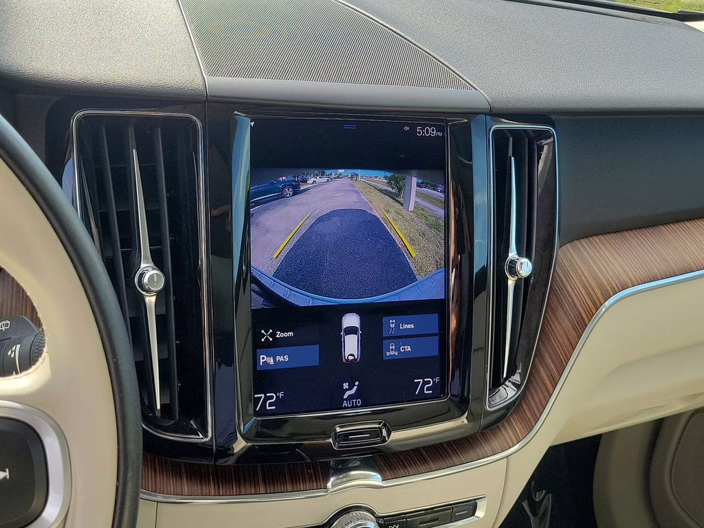 2021 Ice White Volvo XC60 Momentum FWD SUV