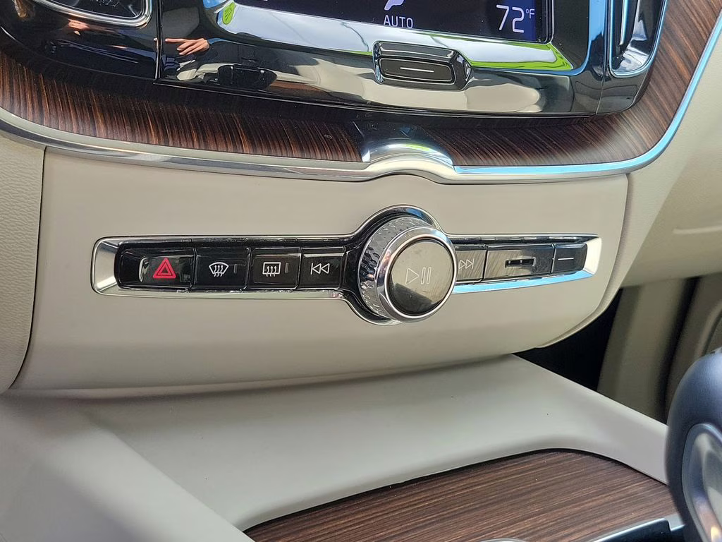 2021 Ice White Volvo XC60 Momentum FWD SUV