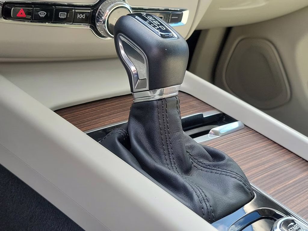 2021 Ice White Volvo XC60 Momentum FWD SUV