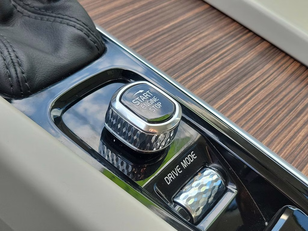 2021 Ice White Volvo XC60 Momentum FWD SUV