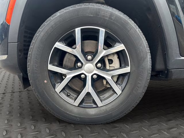 2023 Diamond Black Crystal Pearlcoat Jeep Grand Cherokee L Limited 4X4 SUV