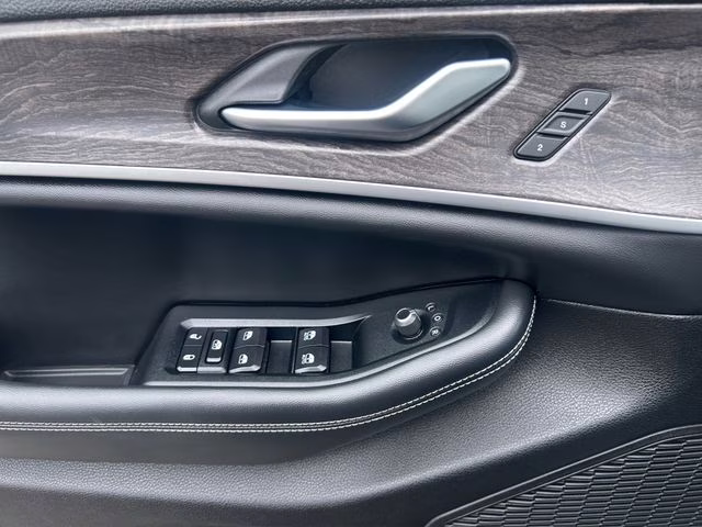 2023 Diamond Black Crystal Pearlcoat Jeep Grand Cherokee L Limited 4X4 SUV