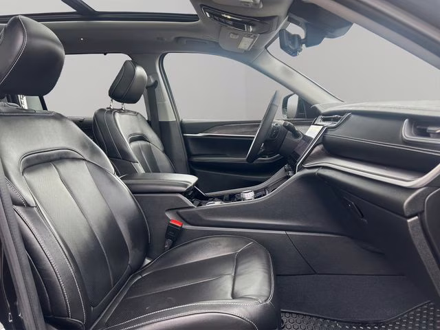 2023 Diamond Black Crystal Pearlcoat Jeep Grand Cherokee L Limited 4X4 SUV