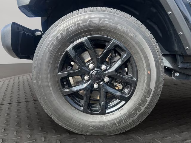 2022 Black Clearcoat Jeep Gladiator Altitude 4X4 Truck