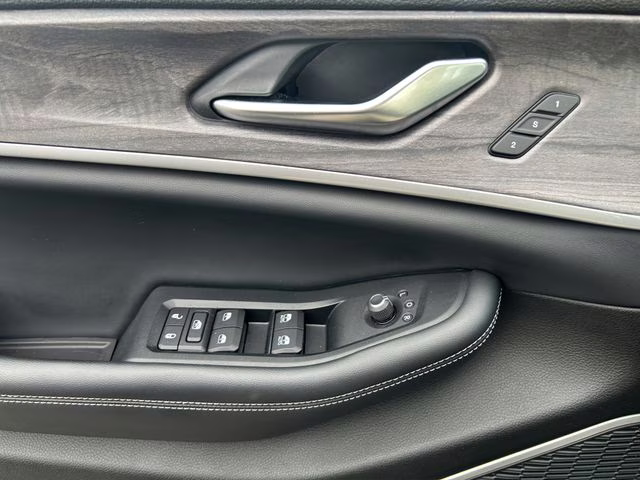 2023 Diamond Black Crystal Pearlcoat Jeep Grand Cherokee L Limited 4X4 SUV