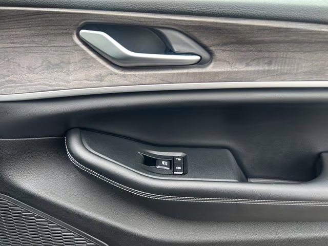 2023 Diamond Black Crystal Pearlcoat Jeep Grand Cherokee L Limited 4X4 SUV