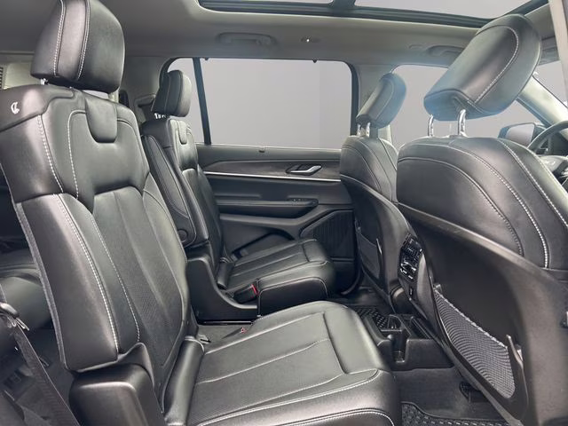 2023 Diamond Black Crystal Pearlcoat Jeep Grand Cherokee L Limited 4X4 SUV