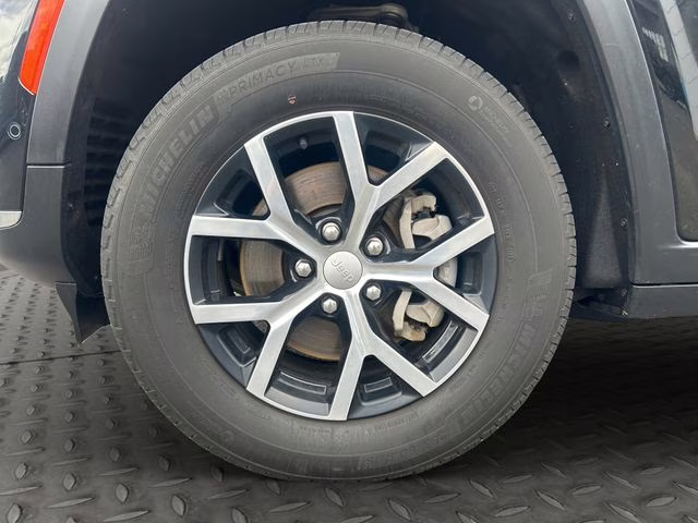 2023 Diamond Black Crystal Pearlcoat Jeep Grand Cherokee L Limited 4X4 SUV