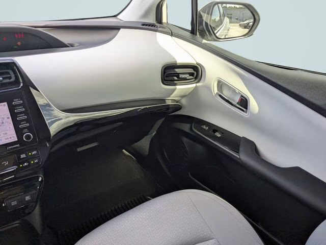 2022 Wind Chill Pearl Toyota Prius LE FWD Hatchback