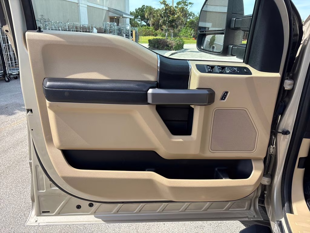 2018 White Gold Metallic Ford Super Duty F-250 SRW XLT 4X4 Truck