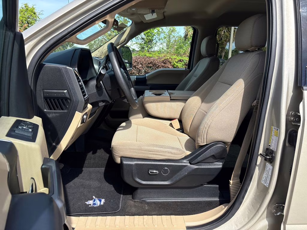 2018 White Gold Metallic Ford Super Duty F-250 SRW XLT 4X4 Truck