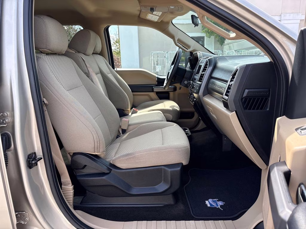 2018 White Gold Metallic Ford Super Duty F-250 SRW XLT 4X4 Truck