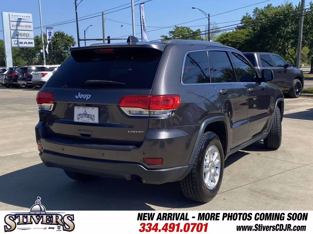 2019 Granite Crystal Metallic Clearcoat Jeep Grand Cherokee Laredo E RWD SUV
