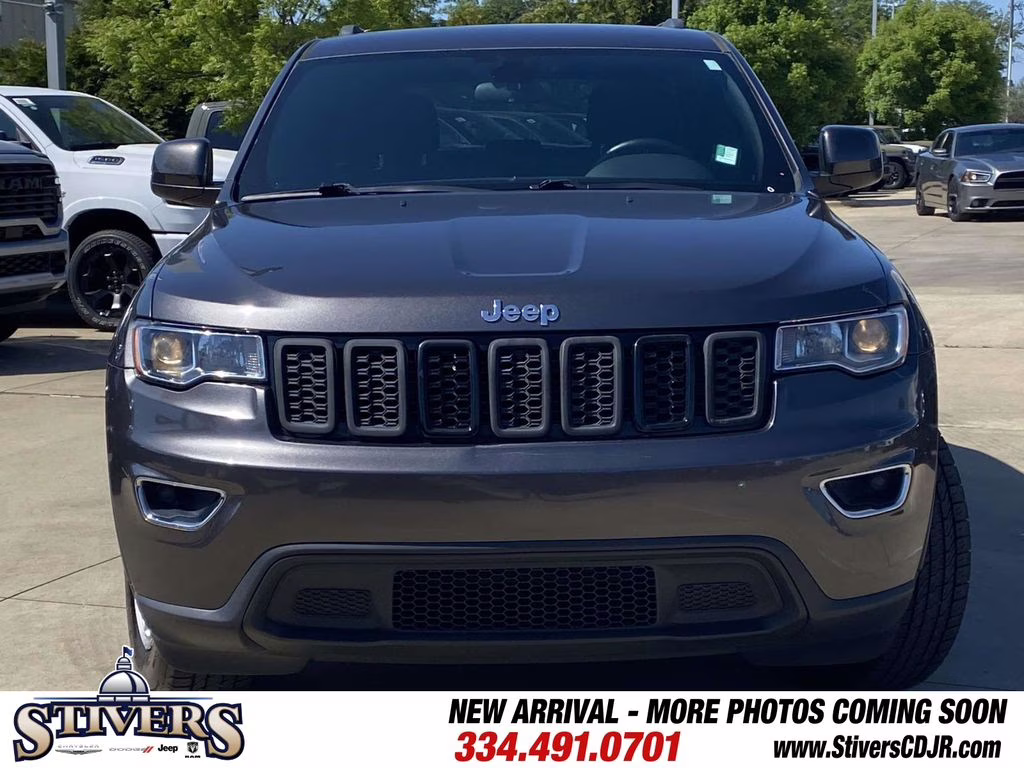 2019 Granite Crystal Metallic Clearcoat Jeep Grand Cherokee Laredo E RWD SUV