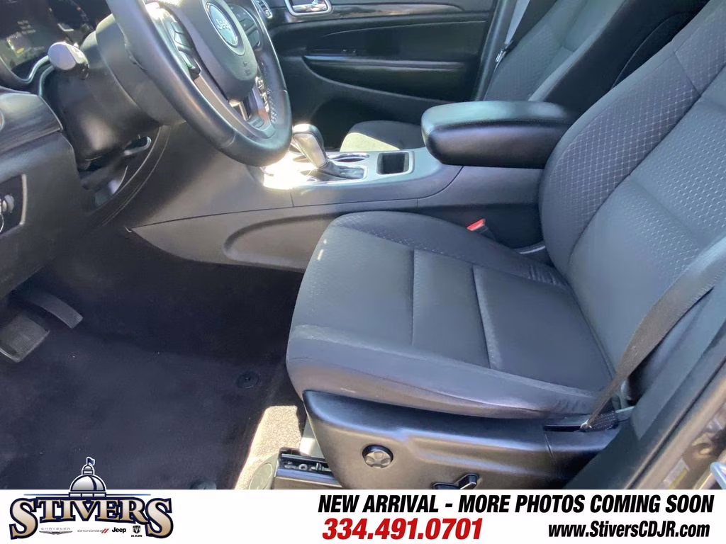 2019 Granite Crystal Metallic Clearcoat Jeep Grand Cherokee Laredo E RWD SUV