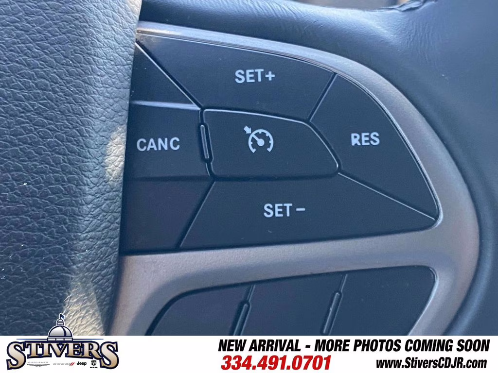 2019 Granite Crystal Metallic Clearcoat Jeep Grand Cherokee Laredo E RWD SUV