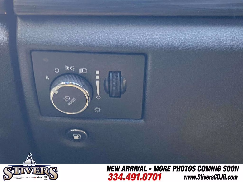 2019 Granite Crystal Metallic Clearcoat Jeep Grand Cherokee Laredo E RWD SUV