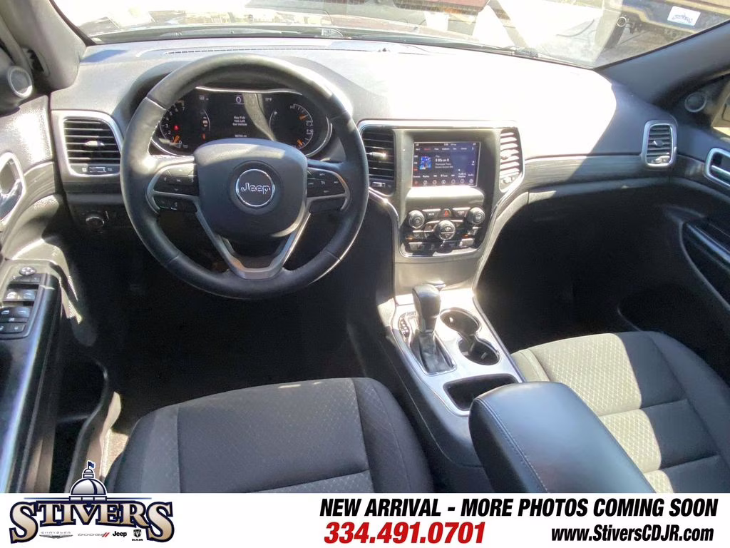 2019 Granite Crystal Metallic Clearcoat Jeep Grand Cherokee Laredo E RWD SUV