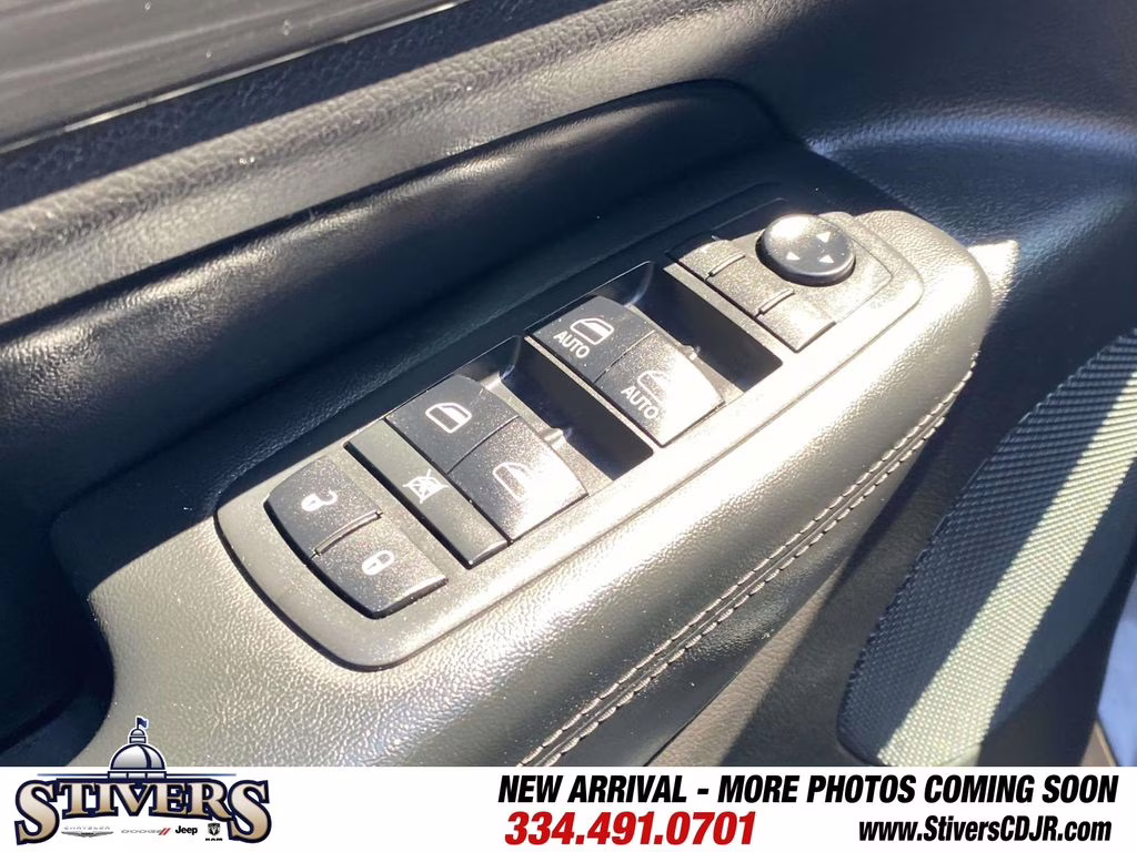 2019 Granite Crystal Metallic Clearcoat Jeep Grand Cherokee Laredo E RWD SUV