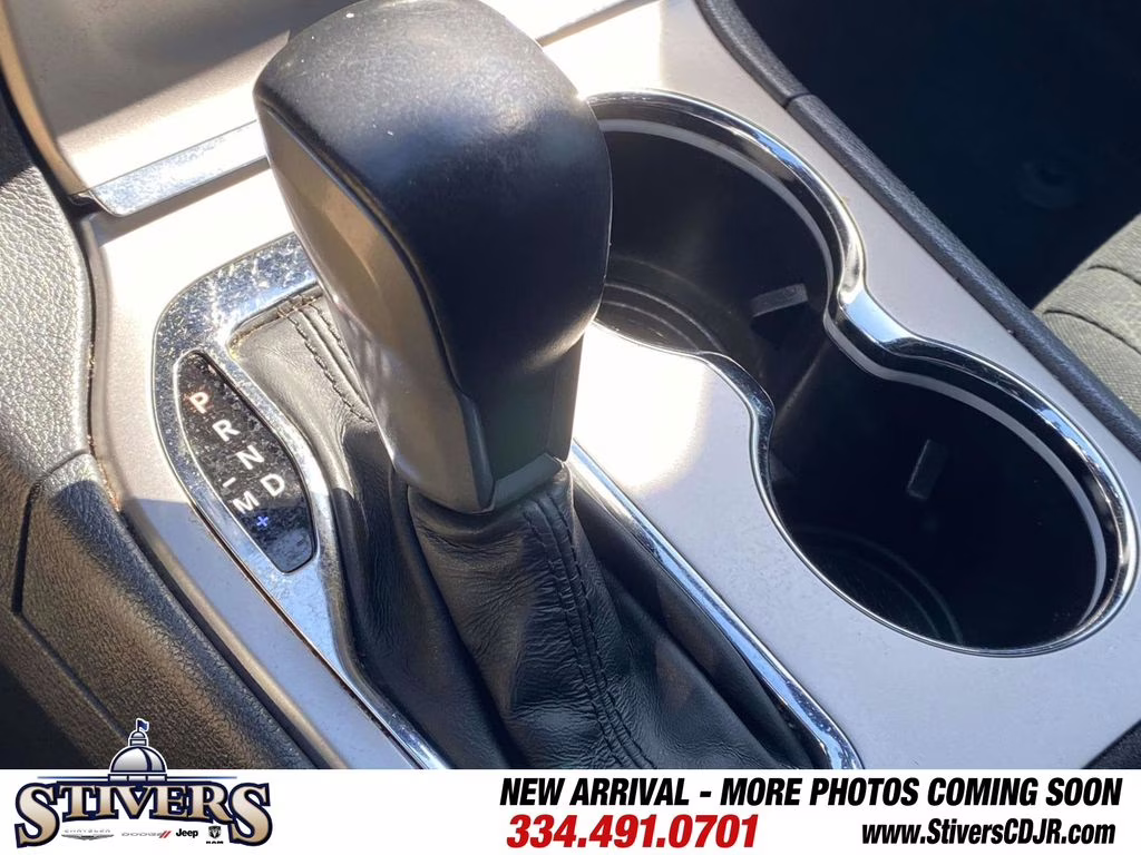 2019 Granite Crystal Metallic Clearcoat Jeep Grand Cherokee Laredo E RWD SUV