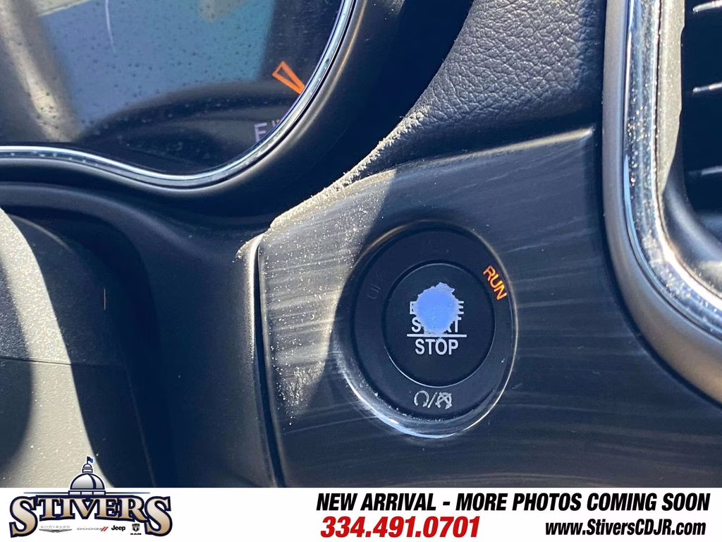 2019 Granite Crystal Metallic Clearcoat Jeep Grand Cherokee Laredo E RWD SUV