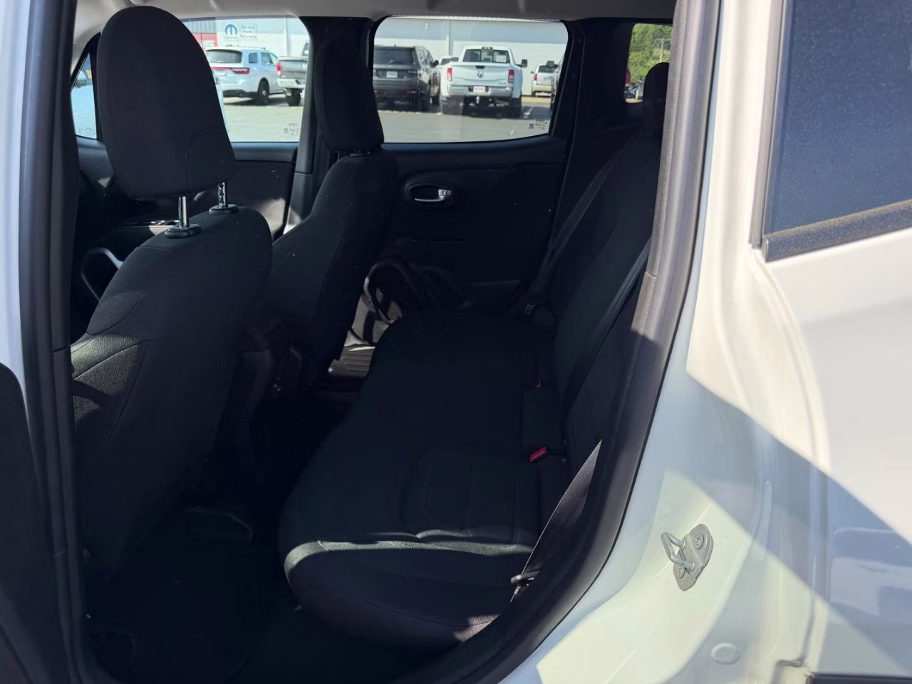 2020 Alpine White Clearcoat Jeep Renegade Latitude FWD SUV